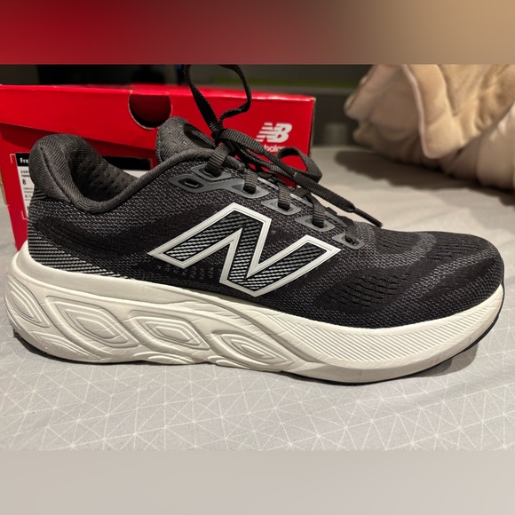 EUC New Balance Women’s Fresh Foam X 880v15 in Black White Size 8 - Picture 4 of 5